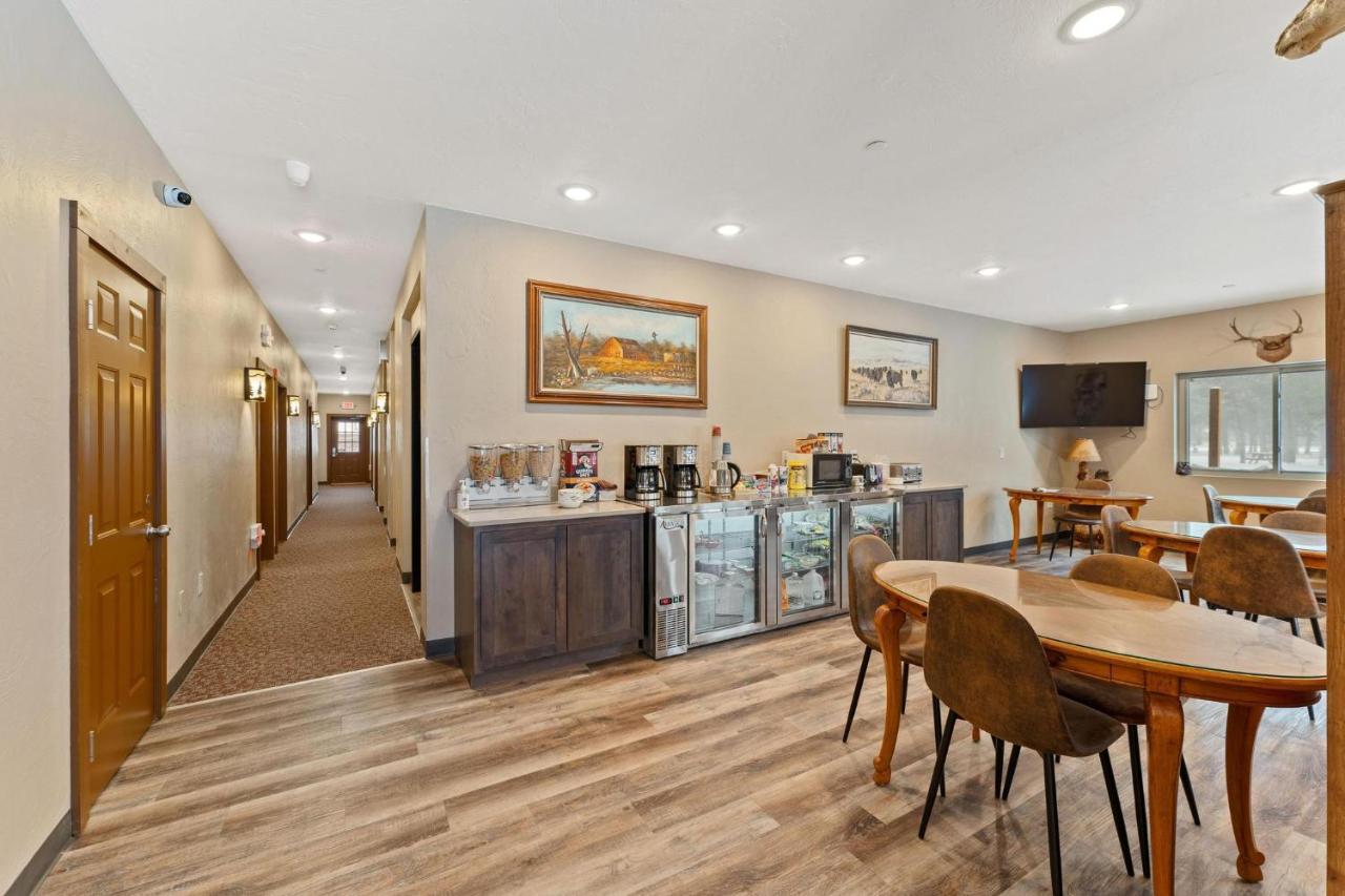 Wagon Wheel Hotel West Yellowstone Exterior photo