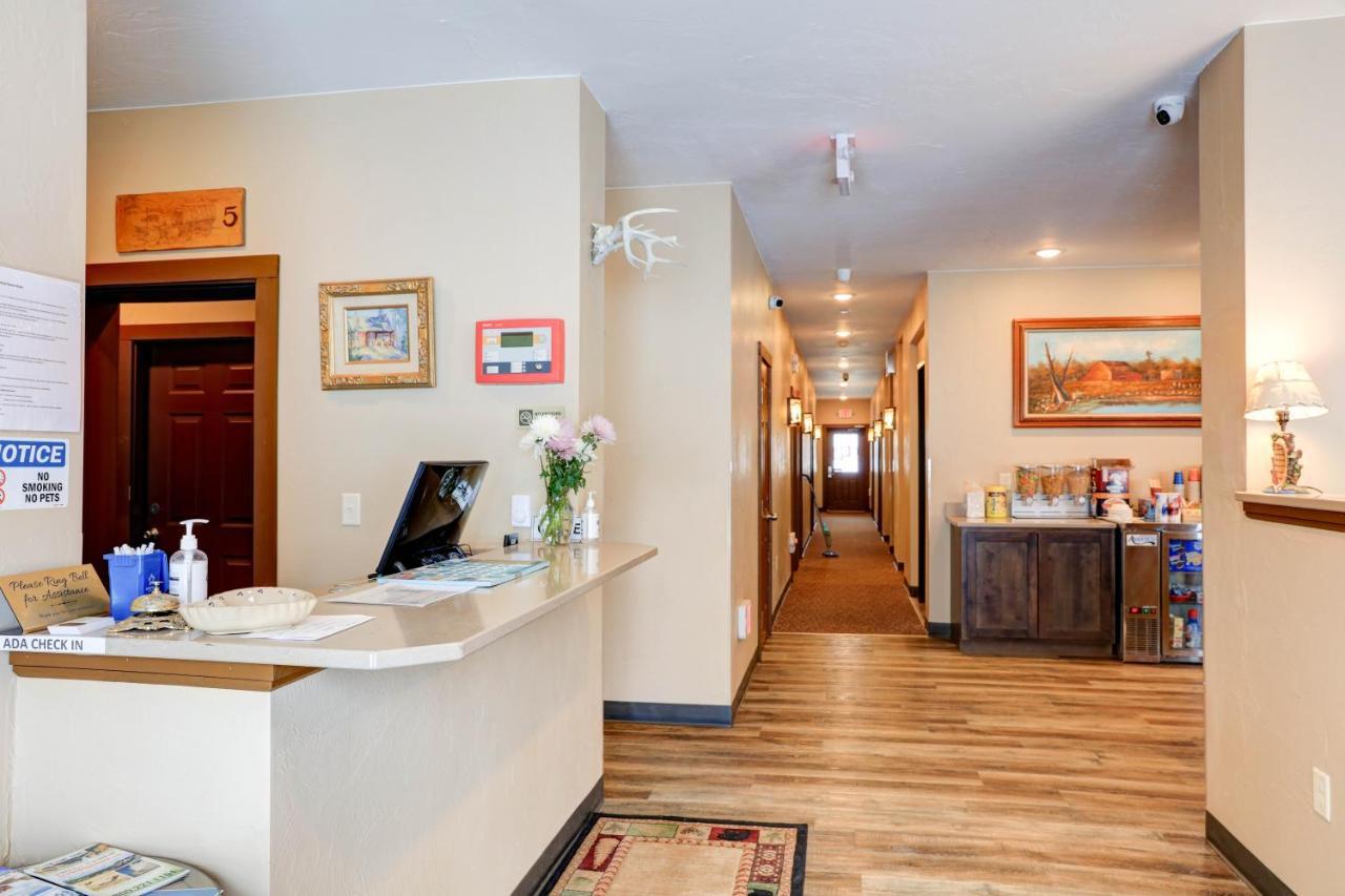 Wagon Wheel Hotel West Yellowstone Exterior photo