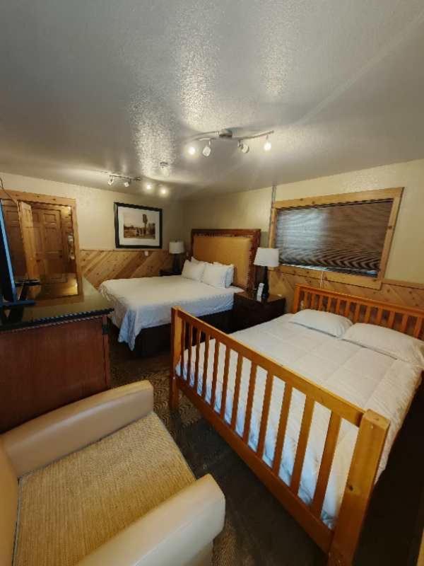 Wagon Wheel Hotel West Yellowstone Exterior photo